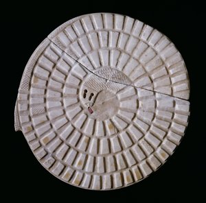 Tablero de juego egipcio en forma de serpiente, usado para el juego de la serpiente 